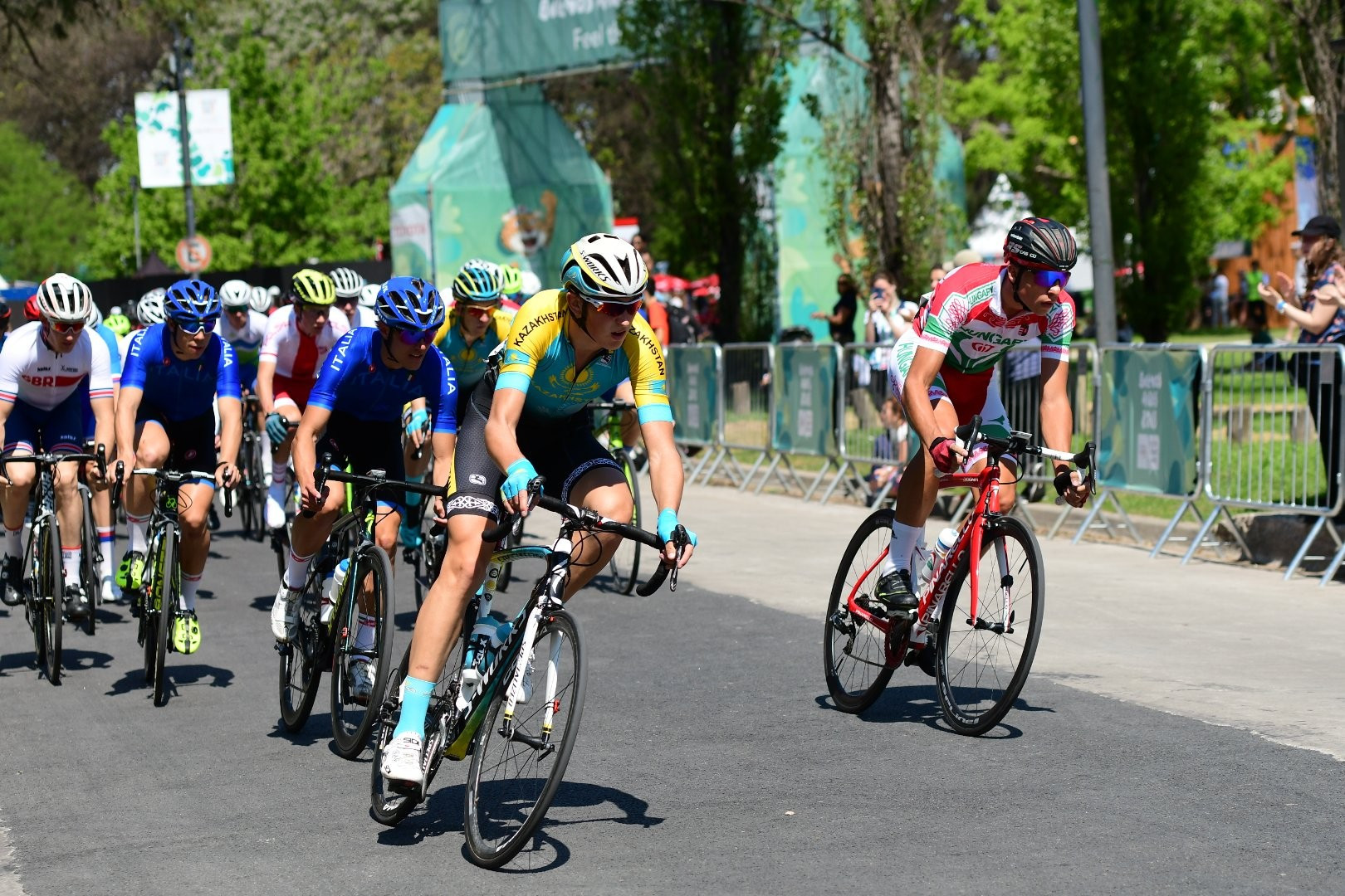 قازاقستاندىق ۆەلوشاباندوزدار ءبىر كۇندە ءۇش التىن مەدال جەڭىپ الدى