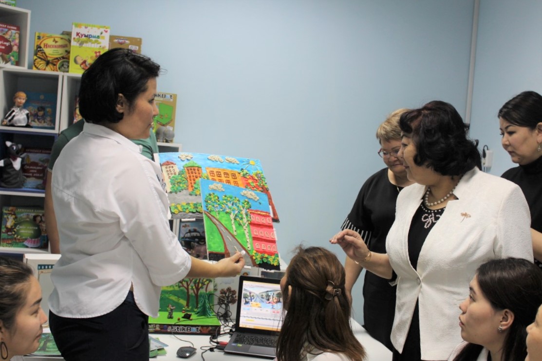 كىشكەنتاي روبوتوتەحنيكتەر العاشقى جەتىستىكتەرىن كورسەتتى