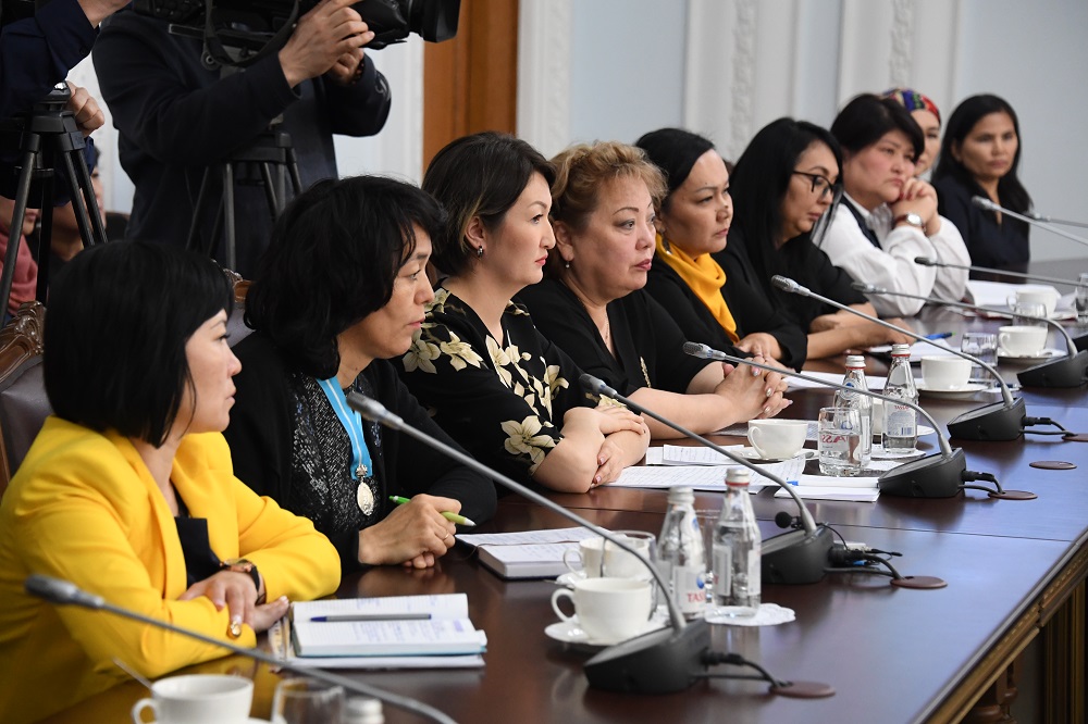 گ. ابدىقالىقوۆا كوپ بالالى انالارمەن كەزدەستى