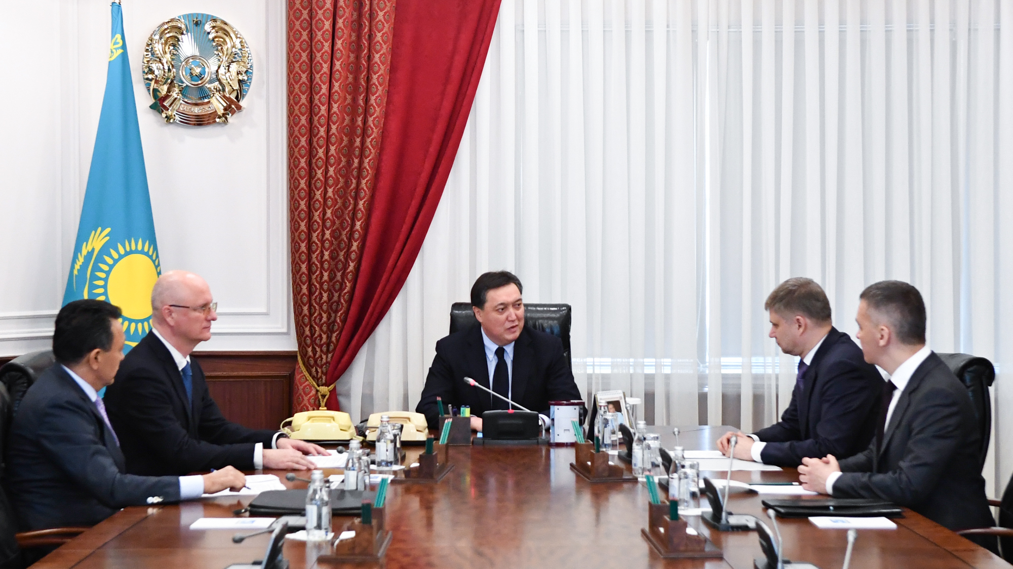 ا. مامين و. بەلوزەروۆپەن كەزدەسۋ وتكىزدى