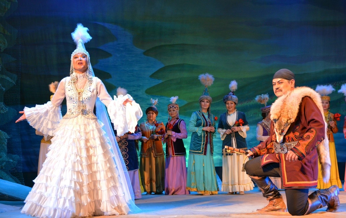 زاماناۋي تەاتر بەزەندىرىلۋىنىڭ بىرنەشە نۇسقاسى تالقىلاندى