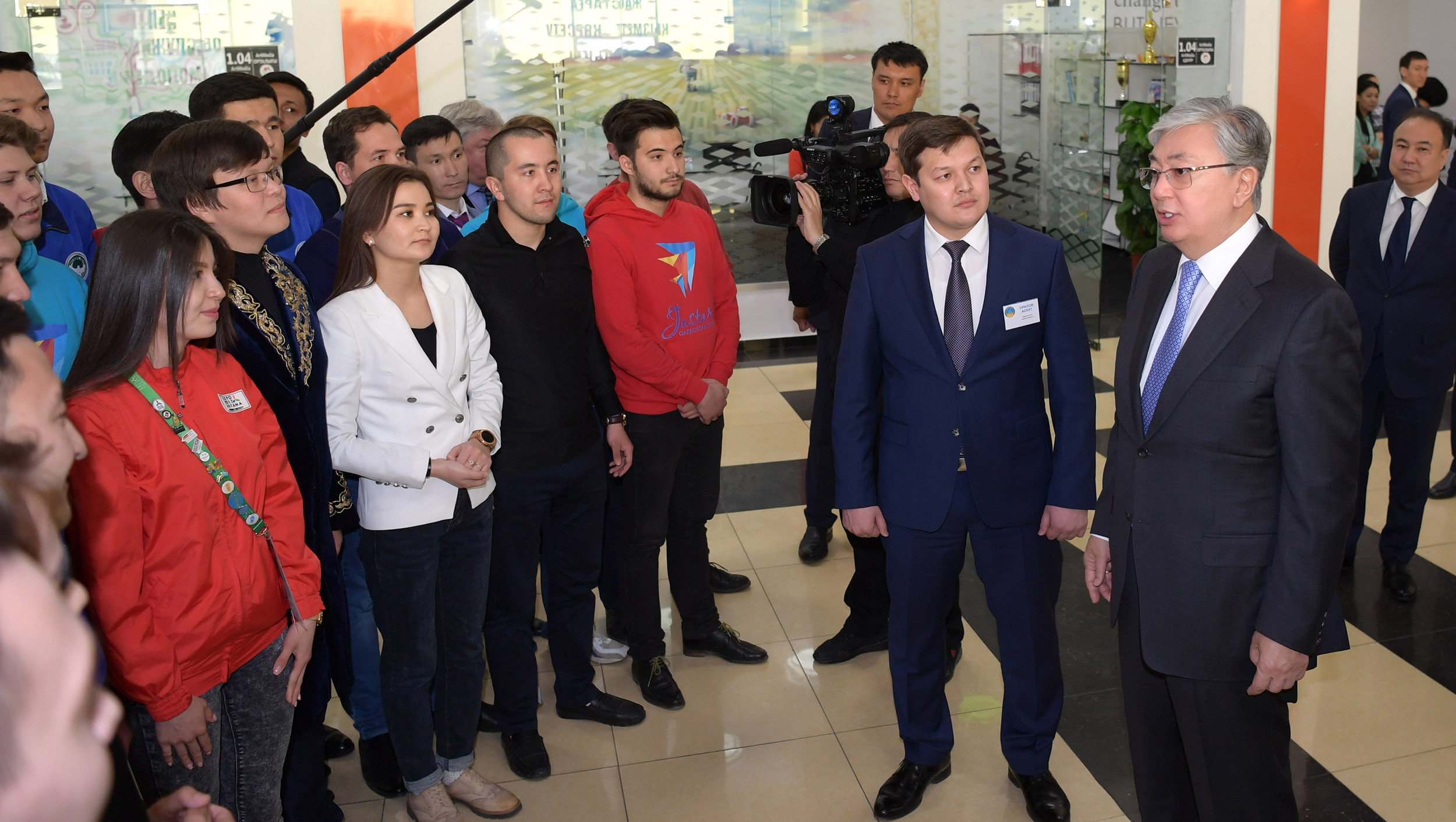 مەملەكەت باسشىسى جاستار باستامالارىن دامىتۋ ورتالىعىنا باردى