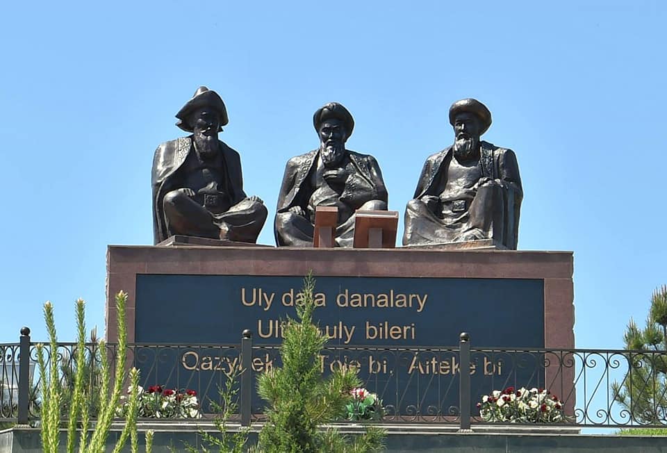 قازىعۇرتتا ءۇش بيگە ەسكەرتكىش ورناتىلدى