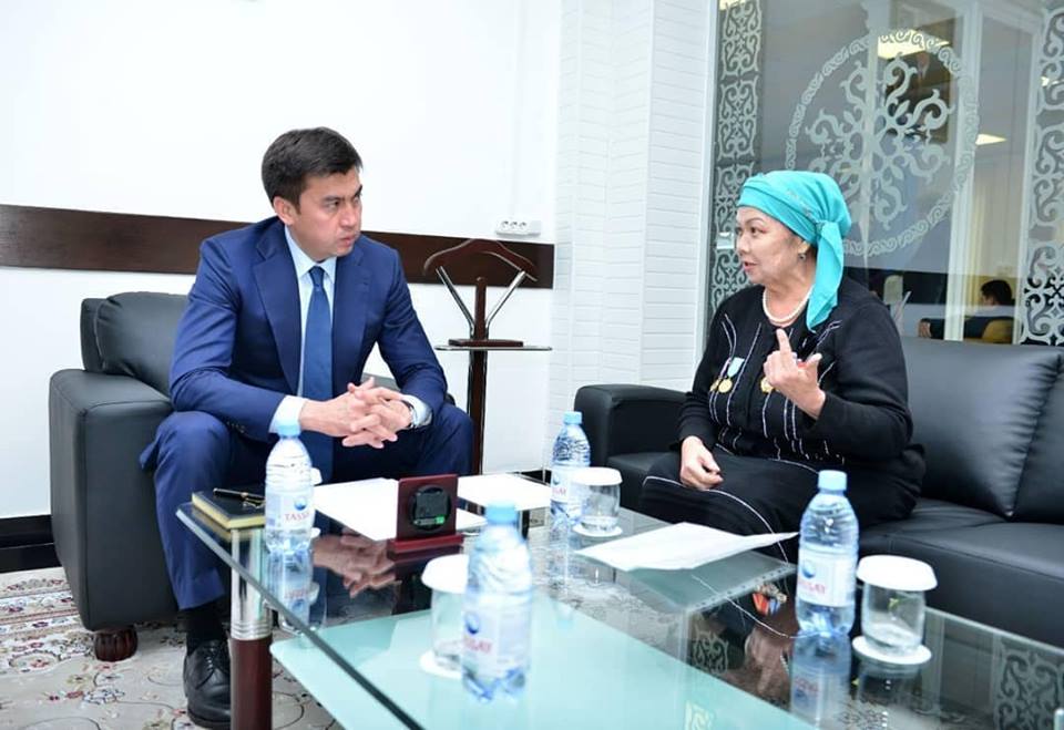 شىمكەنت قالاسىنىڭ اكىمى تۇرعىنداردى قابىلدادى