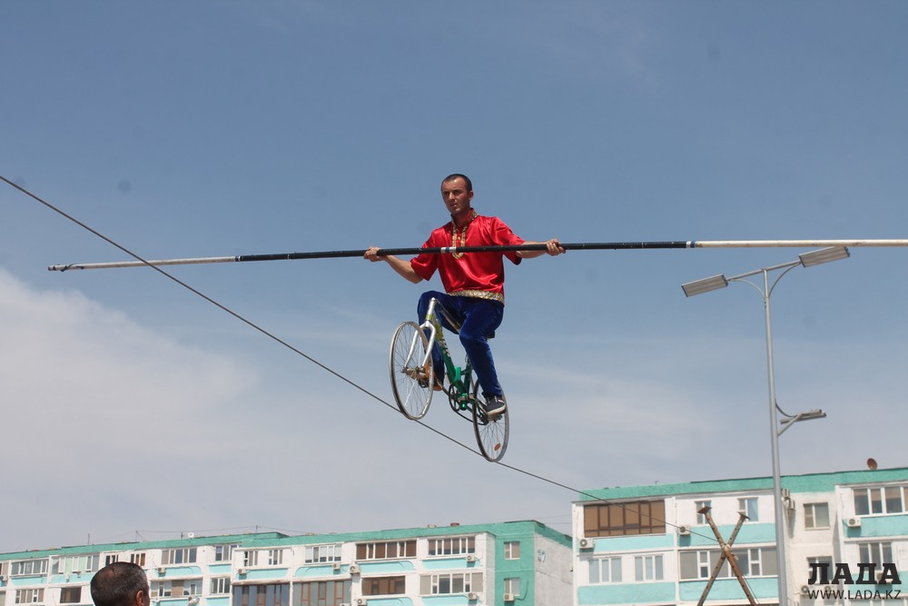 اقتاۋدا داعىستاندىق  ازامات ونەر كورسەتتى