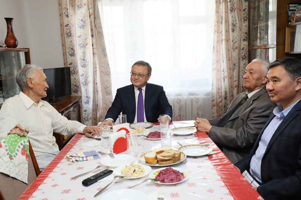 و.ورازالين ەڭبەك ارداگەرلەرىمەن كەزدەستى