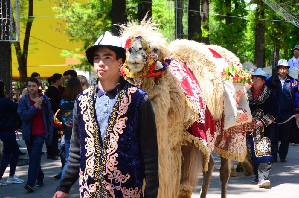 مەگاپوليستەگى قىزعالداق مەرەكەسى