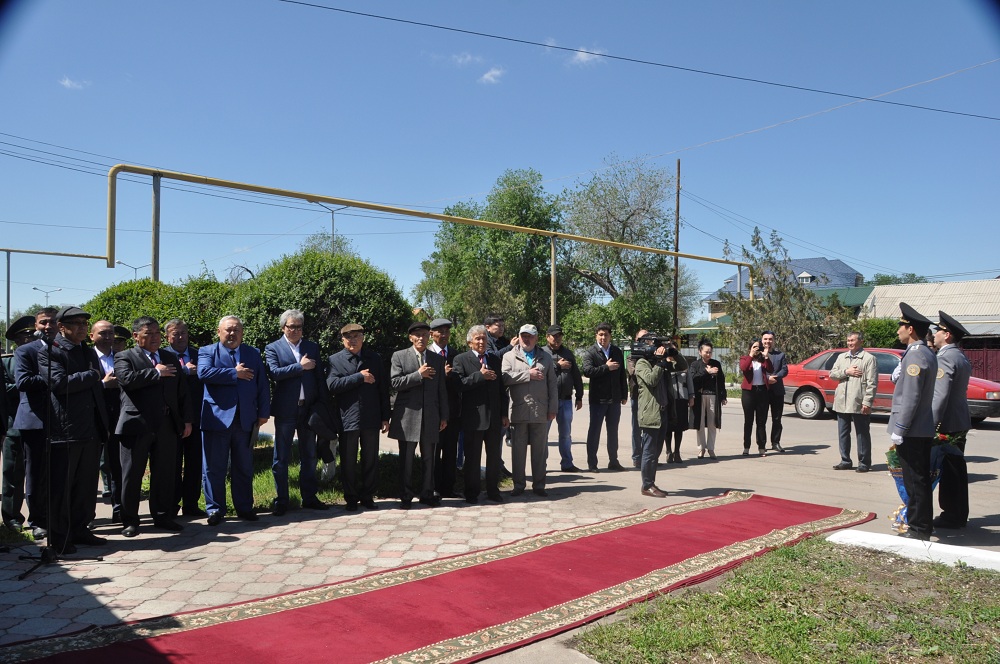 ورازالى نيازبەكوۆقا ارنالعان ەسكەرتكىش تاقتا ورناتىلدى