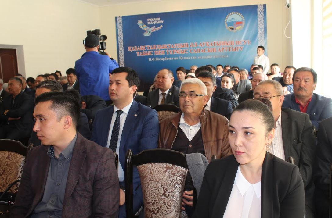 كەڭەس مۇشەلەرى اۋىل كاسىپكەرلەرىمەن كەزدەستى