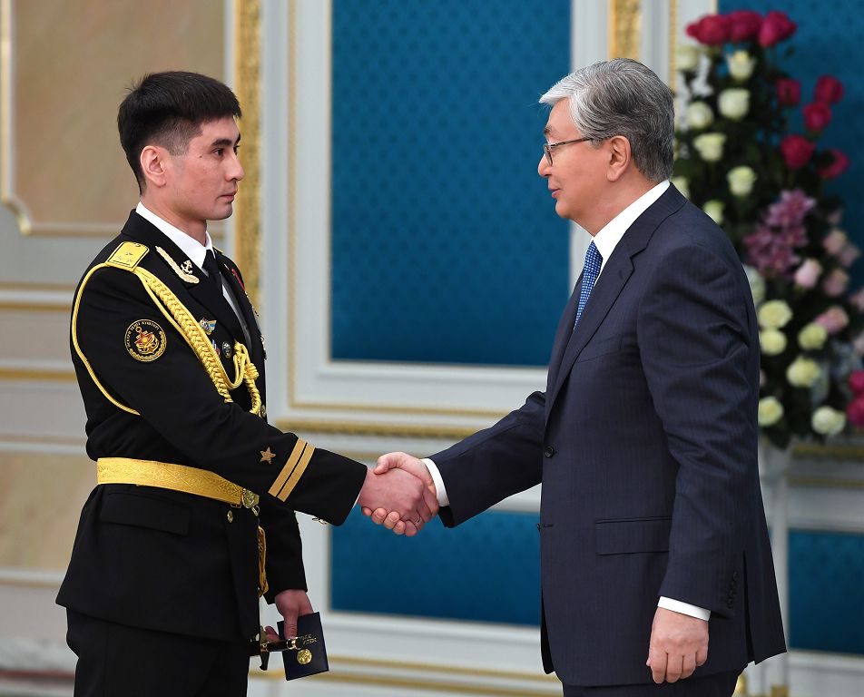 قاسىم-جومارت توقاەۆ اسكەري اتاقتار مەن مەملەكەتتىك ناگرادالار تاپسىردى