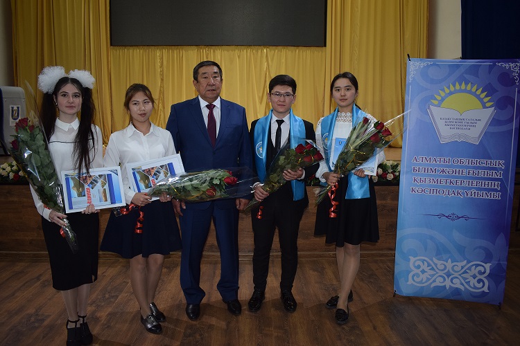 ۇستاز بولعىسى كەلەتىن ۇل-قىزدار بايقاۋدا باق سىنادى