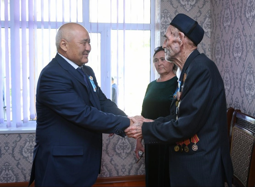 تۇركىستان وبلىسىنىڭ اكىمى سوعىس ارداگەرلەرىن قۇتتىقتادى