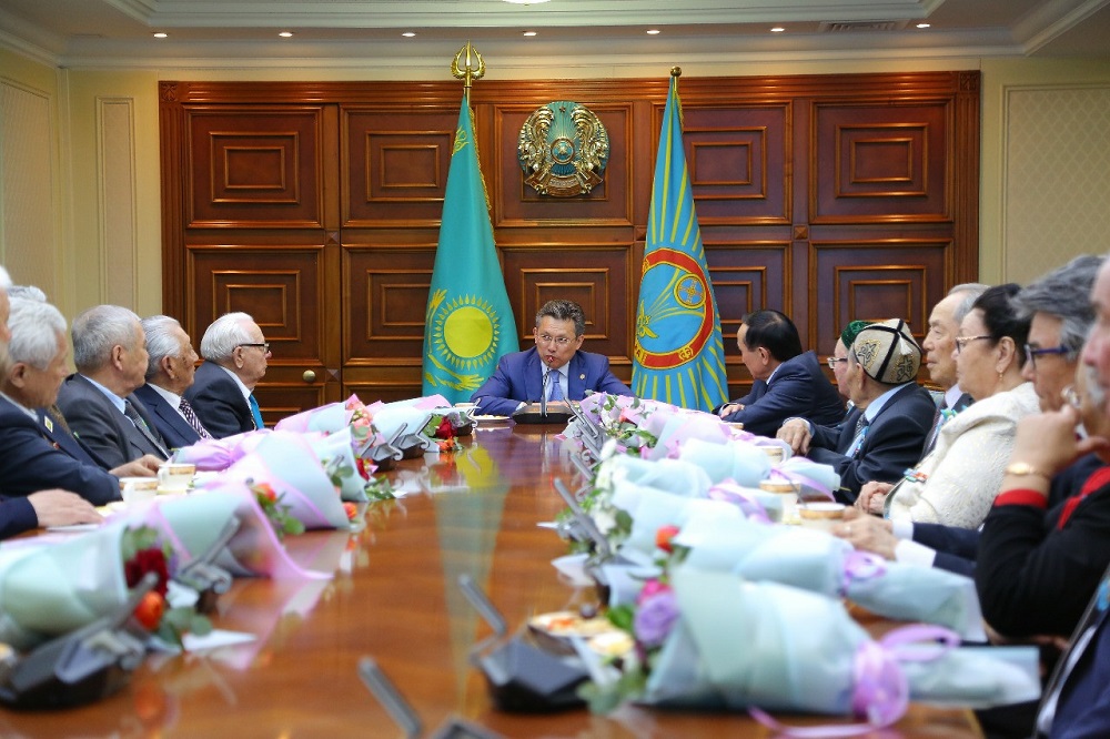 باقىت سۇلتانوۆ ارداگەرلەردى قۇتتىقتادى