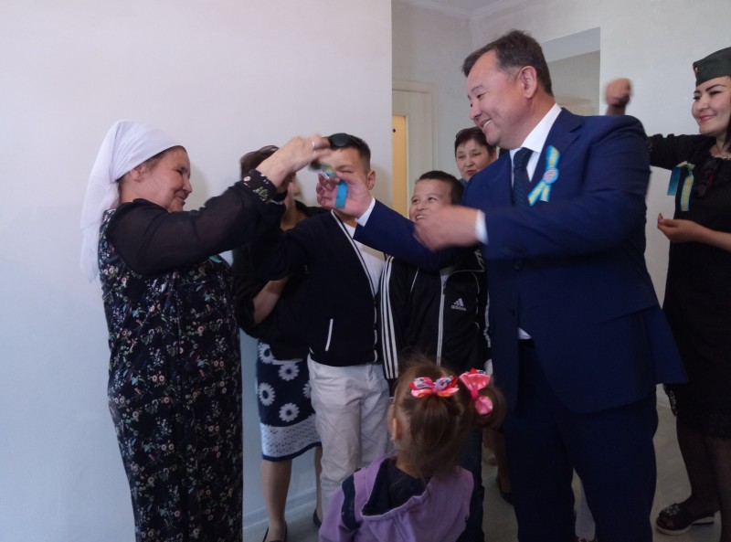 ورالدىق كوپبالالى وتباسىلارعا تاعى دا پاتەر بەرىلدى