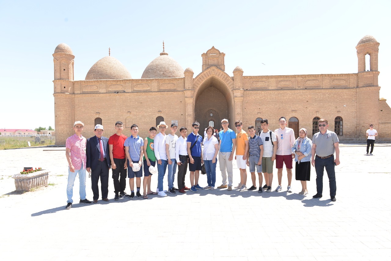 ەلوردالىق وقۋشىلار تۇركىستاننان رۋحاني ازىق الىپ قايتتى