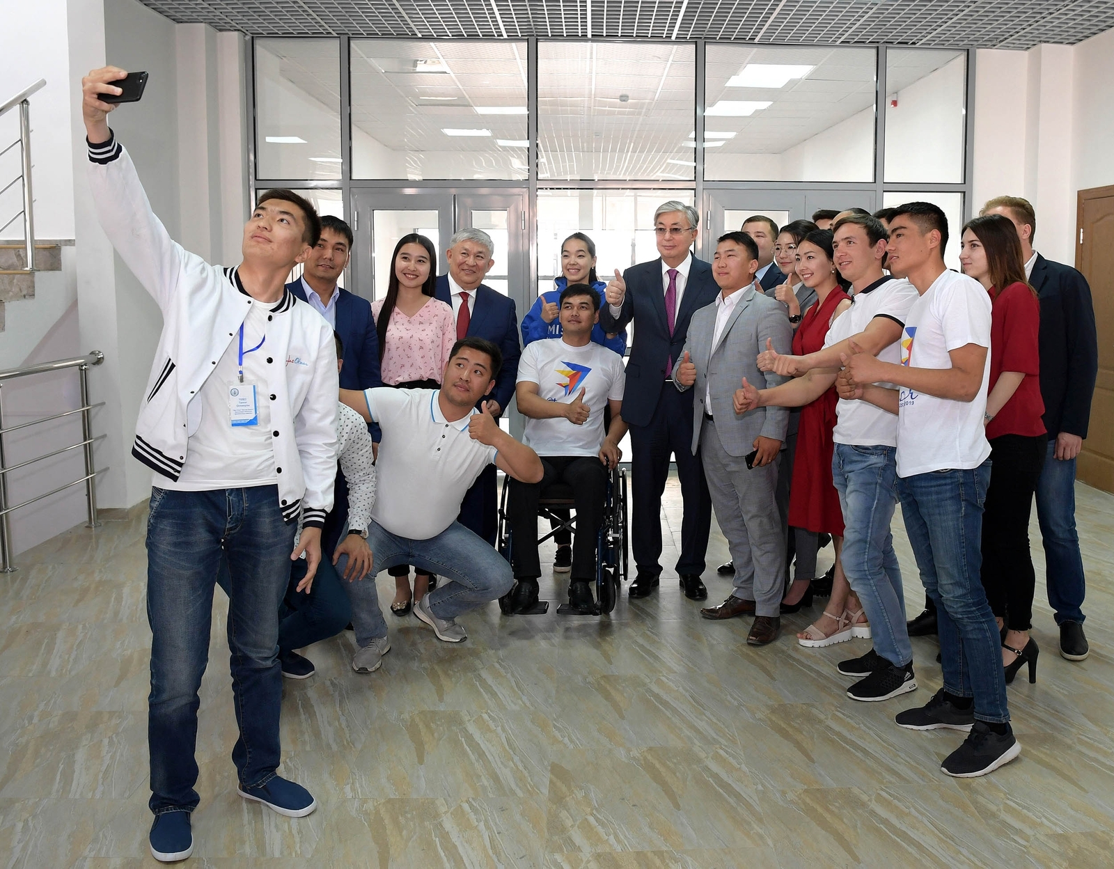 جاستار پرەزيدەنتپەن كەزدەسىپ, سۋرەتكە ءتۇستى