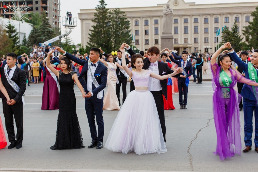 مەكتەپ ءبىتىرۋ كەشى مەكتەپ قابىرعاسىندا ءوتۋى كەرەك