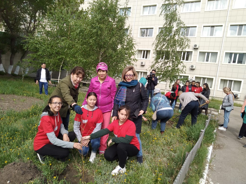 قوستانايدا ىسكەر ايەلدەر پەرزەنتحانا اۋلاسىنا گۇل ەكتى