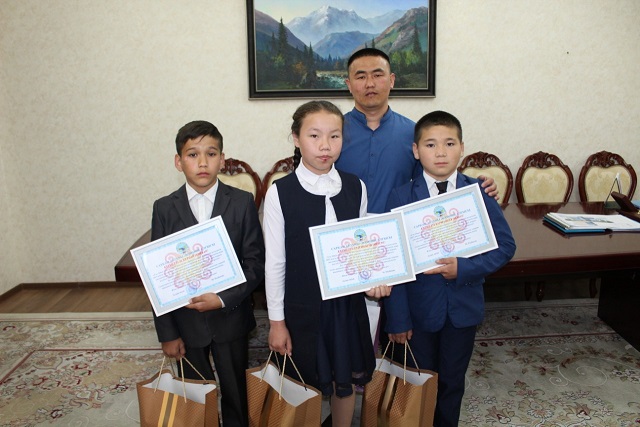 اۋىلدان شىققان اۋىر اتلەتشى بالا قازاقستان رەكوردىن جاڭارتتى