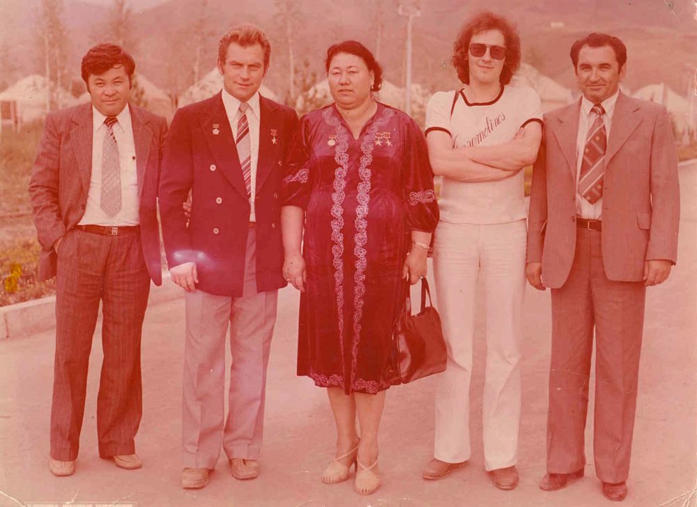 ونەر توعىستىرىپ, ءومىر تانىستىرىپ...