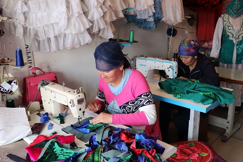 قارابۇلاق اۋىلىنداعى تىگىن تسەحى تۇتىنۋشىلار تىلەگىن قاناعاتتاندىرىپ وتىر