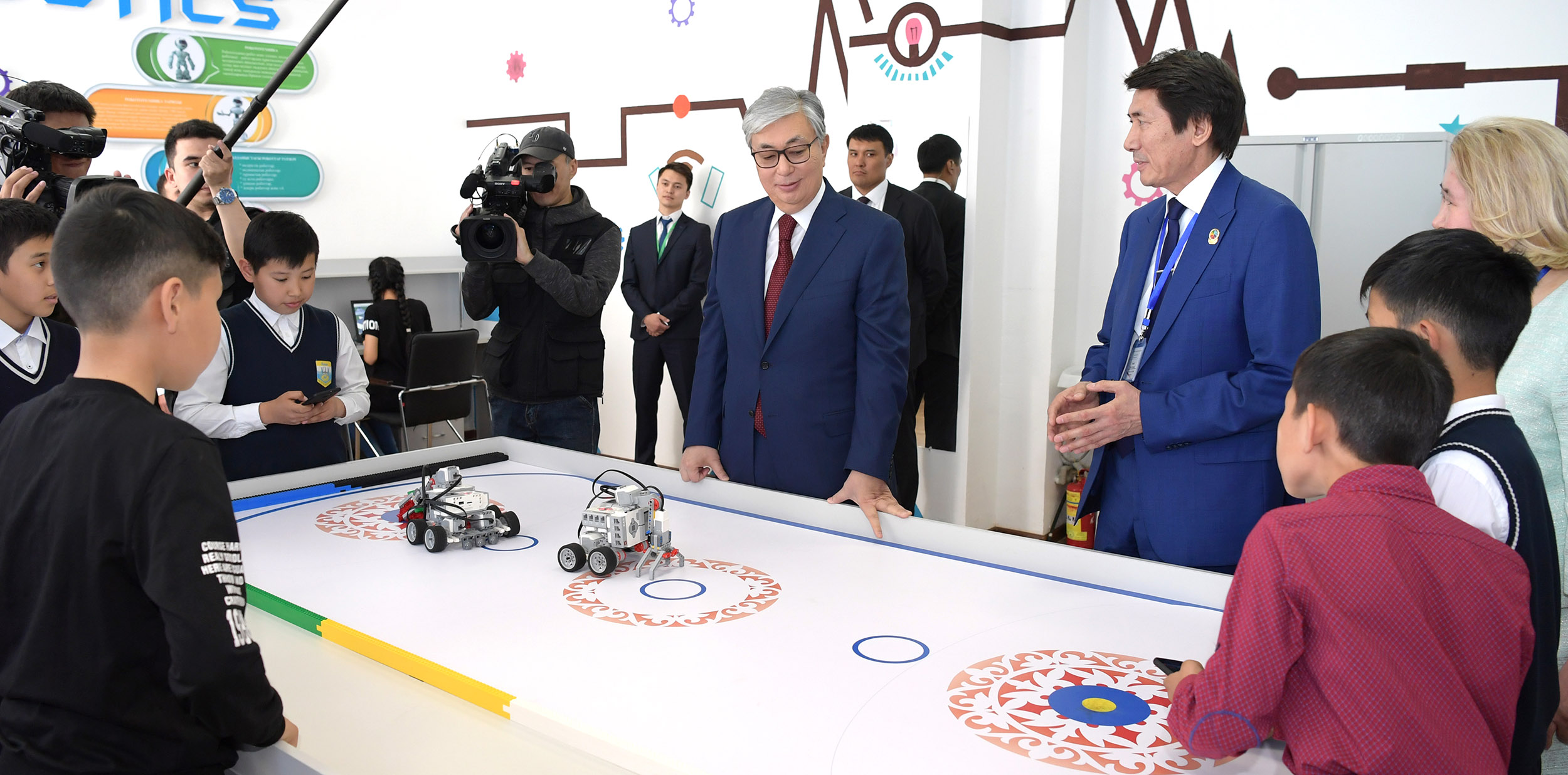 قازاقستان پرەزيدەنتى قاسىم-جومارت توقاەۆ نۇر-سۇلتان قالاسىنداعى №68 مەكتەپ-گيمنازياعا باردى