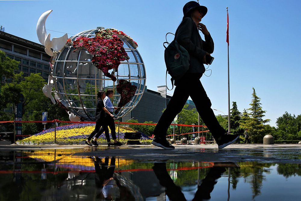 اقش پەن قىتايدىڭ ساۋدا سوعىسى:  ميلليونداردىڭ ارقاسىنا تۇسەتىن سالماق