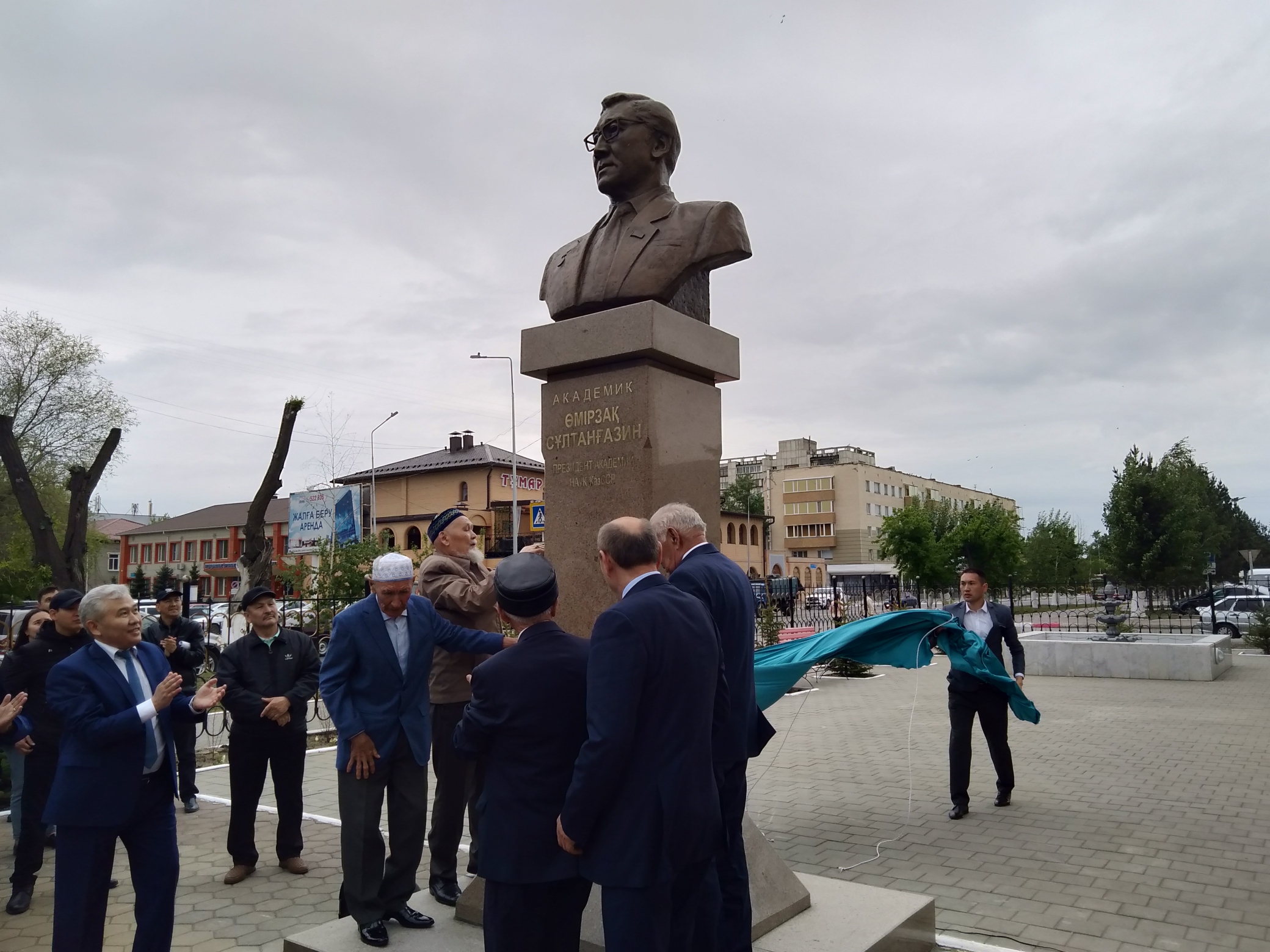 قوستانايدا الەمدىك دەڭگەيدەگى عالىمعا ەسكەرتكىش اشىلدى