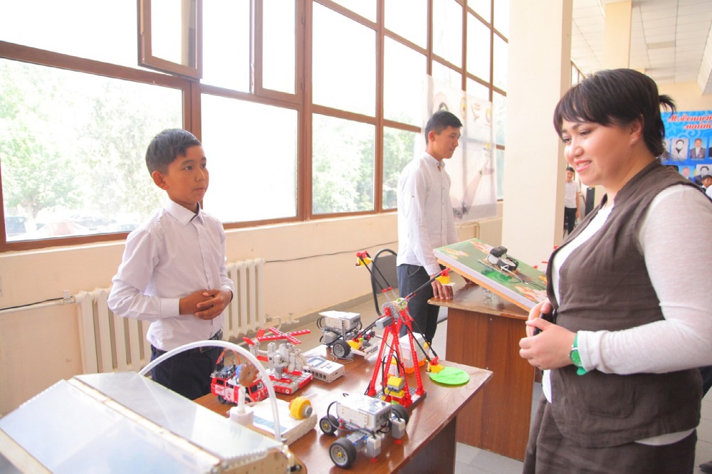 تۇركىستان: جاس ونەرتاپقىشتار تانىمال قالامگەرلەردى تاڭعالدىردى