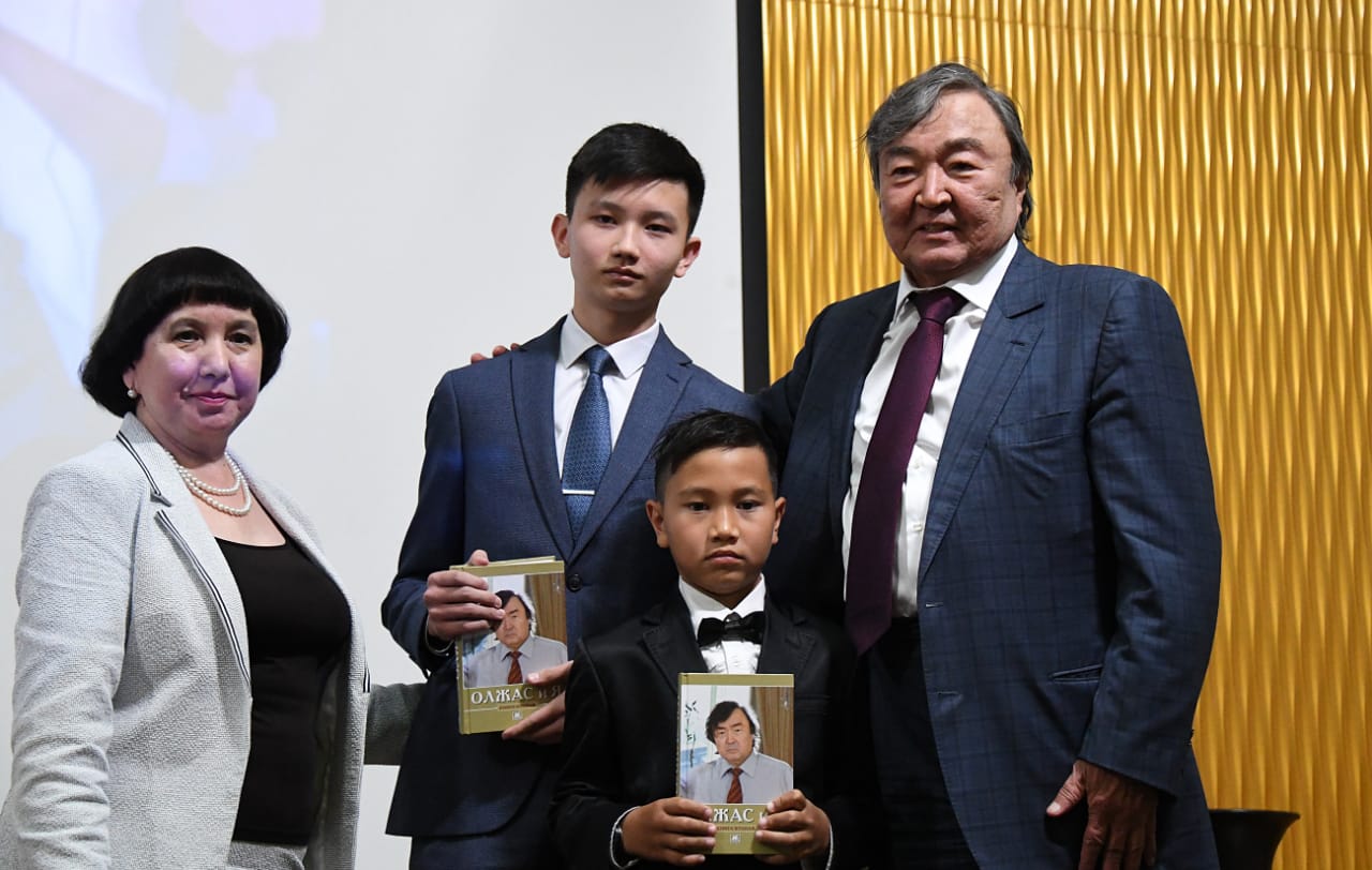 ۇلتتىق كىتاپحانادا ولجاس سۇلەيمەنوۆ كىتاپتارىنىڭ تانىستىرىلىمى ءوتتى