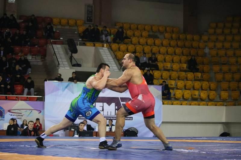 كۇرەس: الماتىدا بولات تۇرلىحانوۆتىڭ كۋبوگى وتەدى