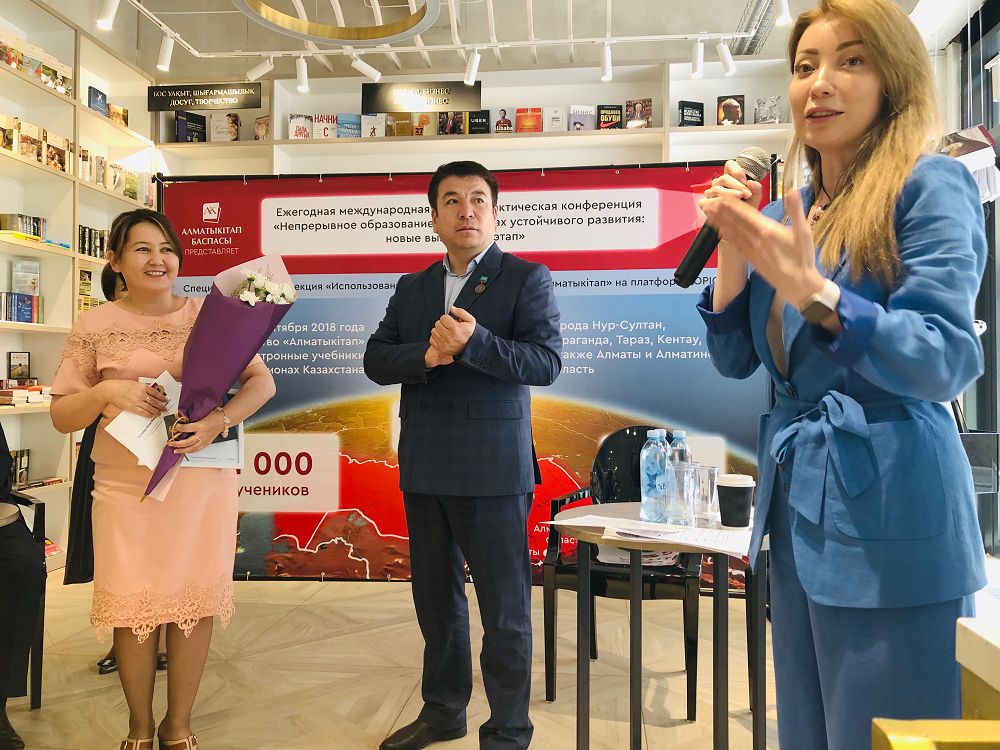 مەكتەپتەرگە ەلەكتروندى وقۋلىقتاردى ەنگىزۋ جونىندەگى قاناتقاقتى جوبا قورىتىندىلاندى