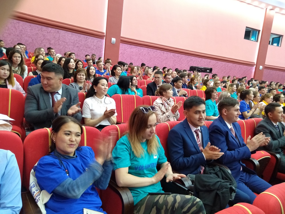 داۋرەن اباەۆ جاستارعا تابىستى قىزمەت ءۇشىن قاجەت ءۇش ساپا تۋرالى ايتتى