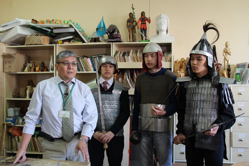 پەتروپاۆلدىق شەبەر قازاق باتىرىنىڭ ساۋىتىن جاساپ شىعاردى