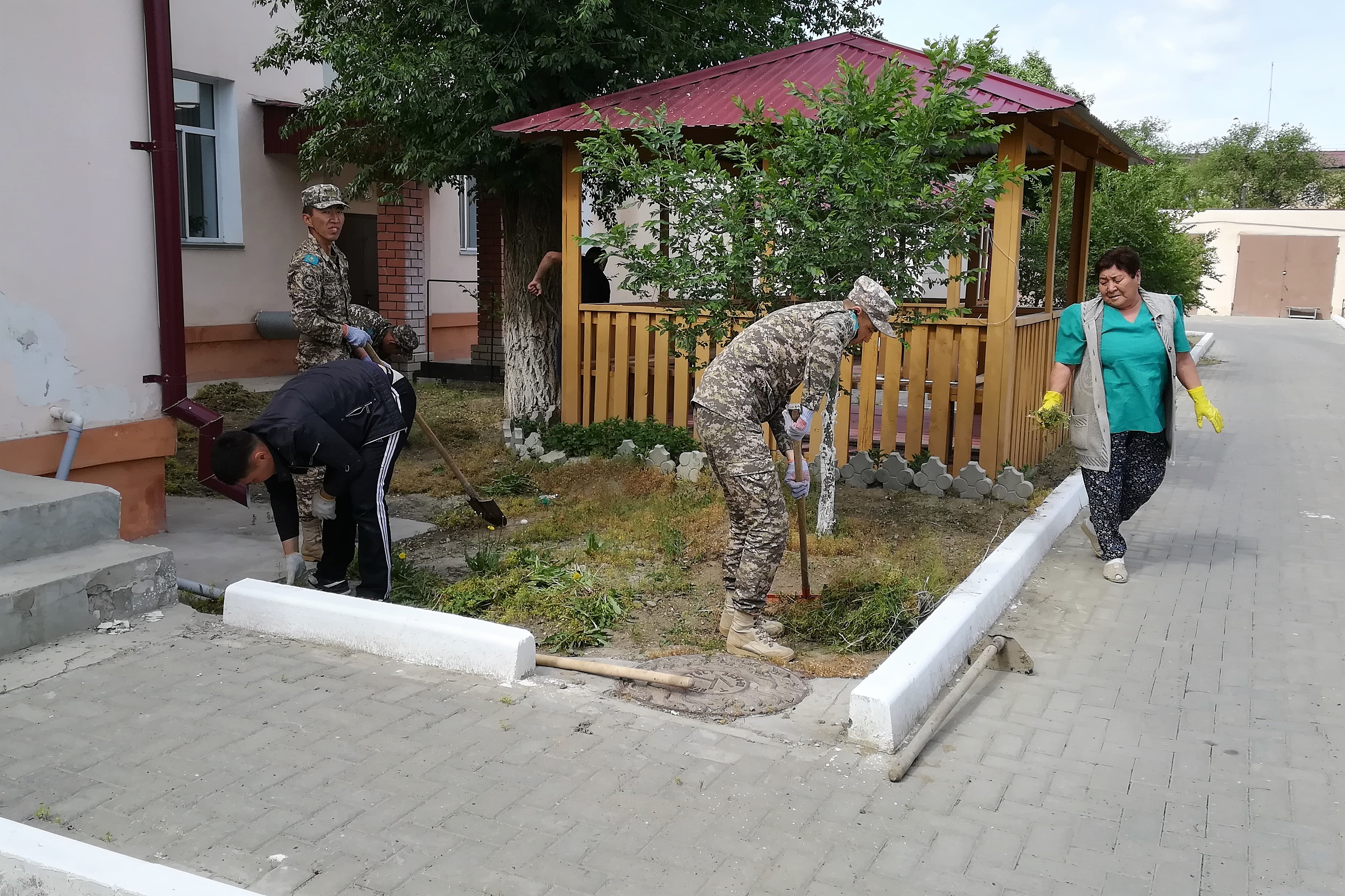 اسكەري قىزمەتشىلەر قارتتار ءۇيىن قامقورلىققا الدى