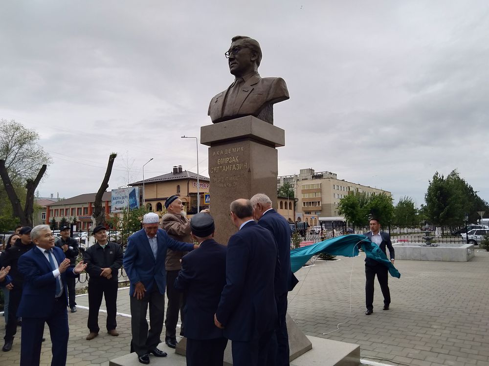 عالىمعا ەسكەرتكىش ورناتىلدى