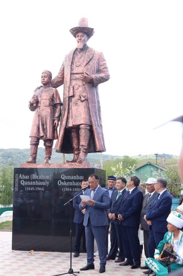 قارقارالىدا قۇنانباي قاجى مەن بالا ابايعا ەسكەرتكىش قويىلدى