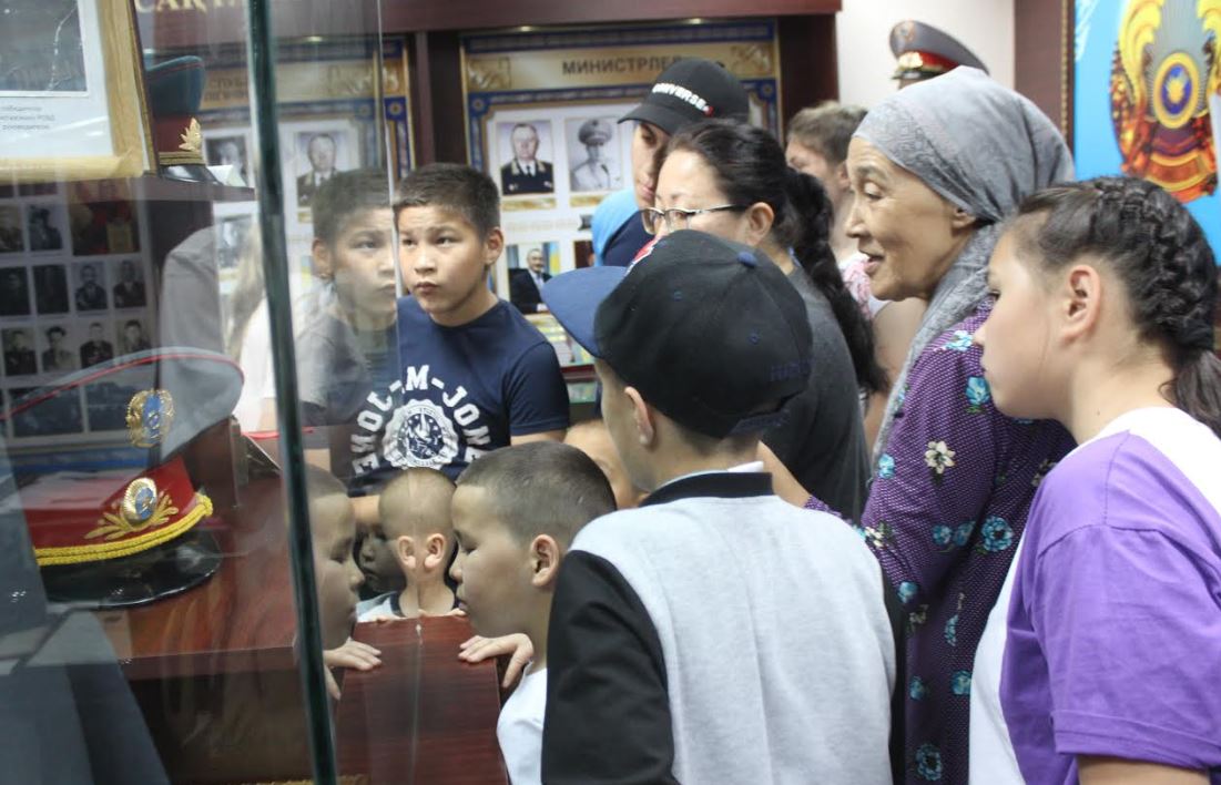 پوليتسەيلەر بالالاردى تەڭىزگە كاتەرمەن سەرۋەندەتتى