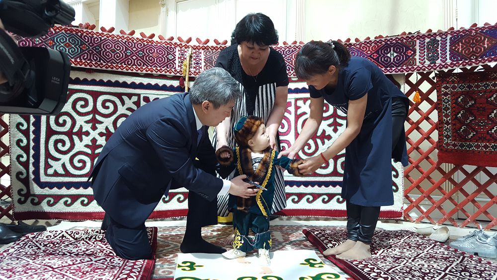 كارىس ازاماتى قازاق بالاسىنىڭ تۇساۋىن كەستى