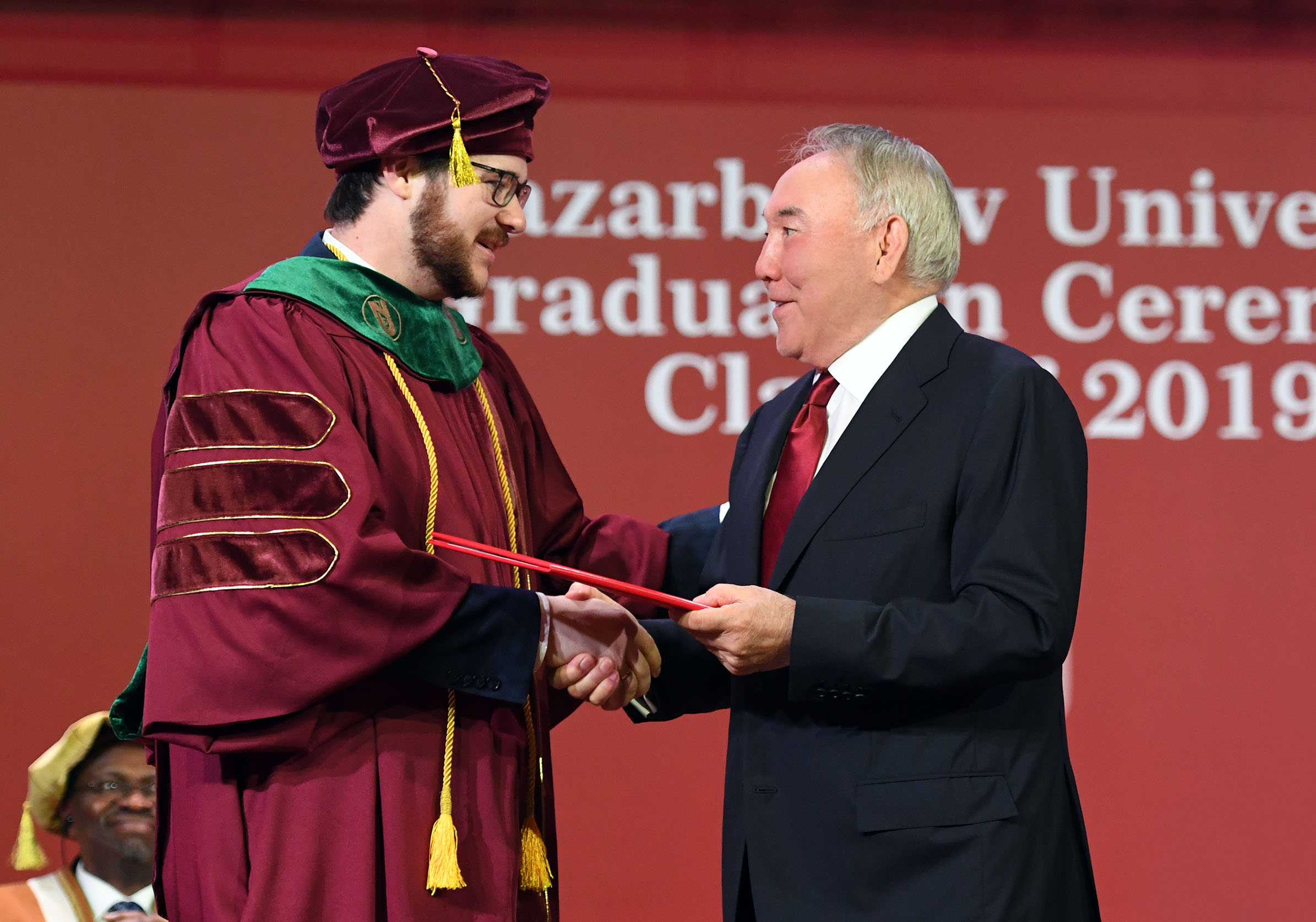 ەلباسى نازارباەۆ ۋنيۆەرسيتەتىنىڭ ۇزدىك تۇلەكتەرىنە ديپلوم تاپسىرۋ سالتاناتتى راسىمىنە قاتىستى