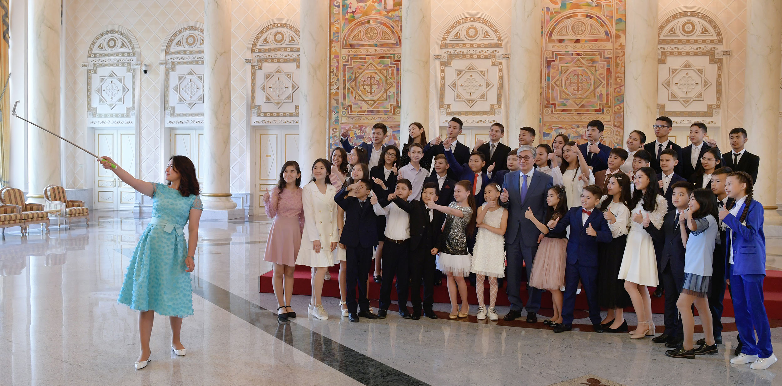 قاسىم-جومارت توقاەۆ دارىندى بالالارمەن كەزدەستى