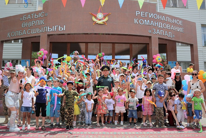 باتىس اسكەريلەرى بالالارعا اسەرلى مەيرام ۇيىمداستىردى