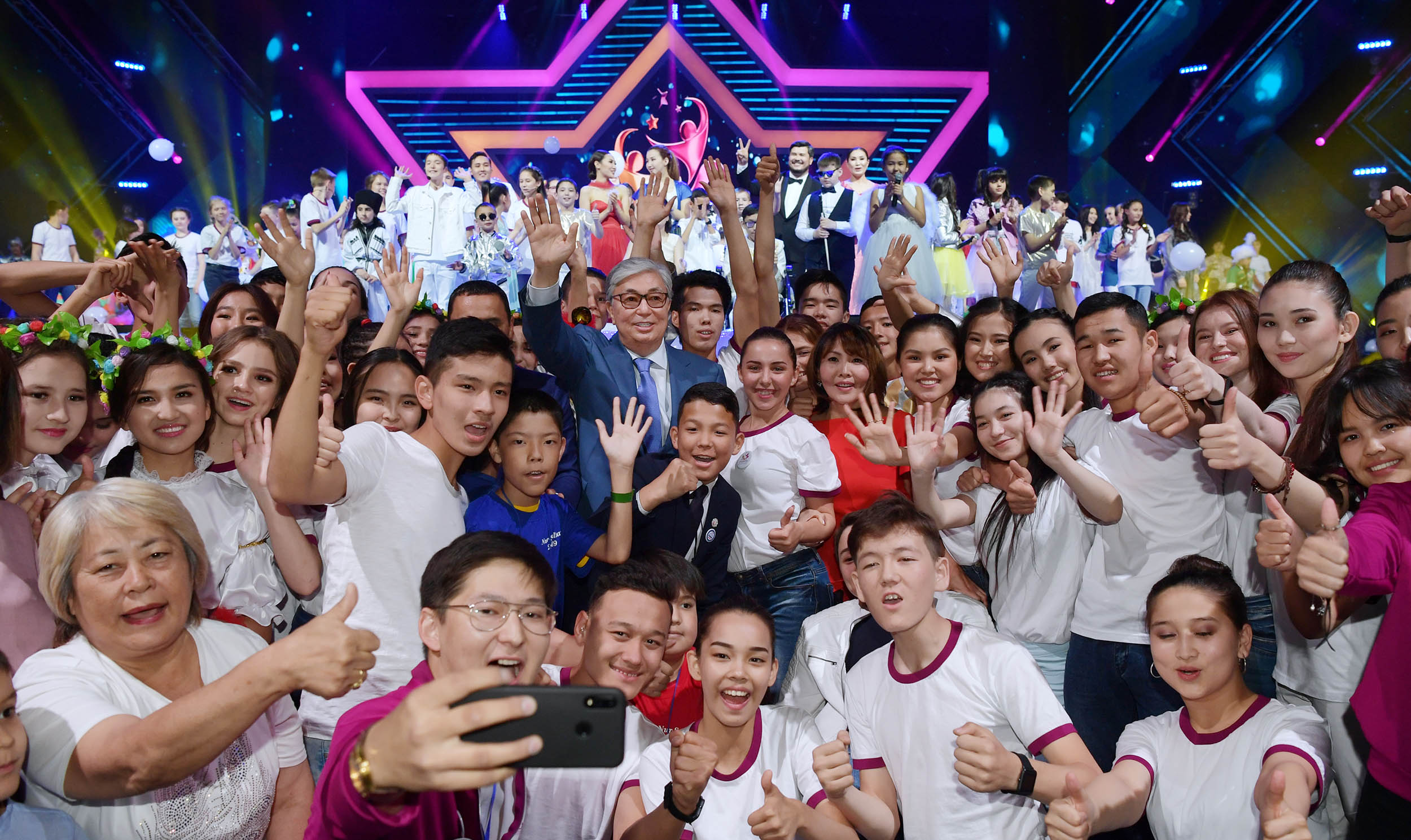 مەملەكەت باسشىسى «جۇلدىزاي» فەستيۆالىنىڭ گالا-كونتسەرتىنە باردى