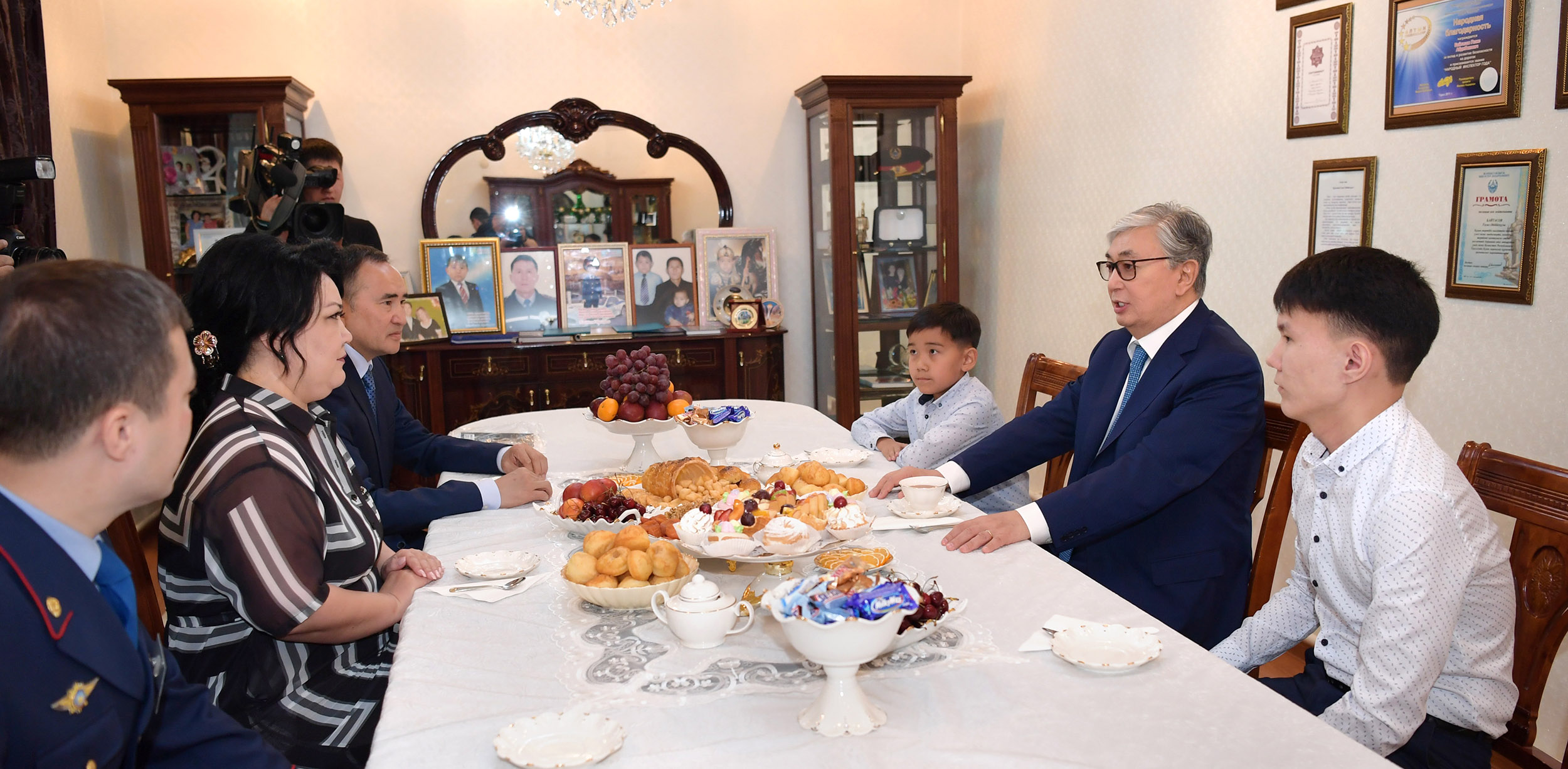 قاسىم-جومارت توقاەۆ حالىق قاھارمانى عازيز بايتاسوۆتىڭ وتباسىمەن كەزدەستى