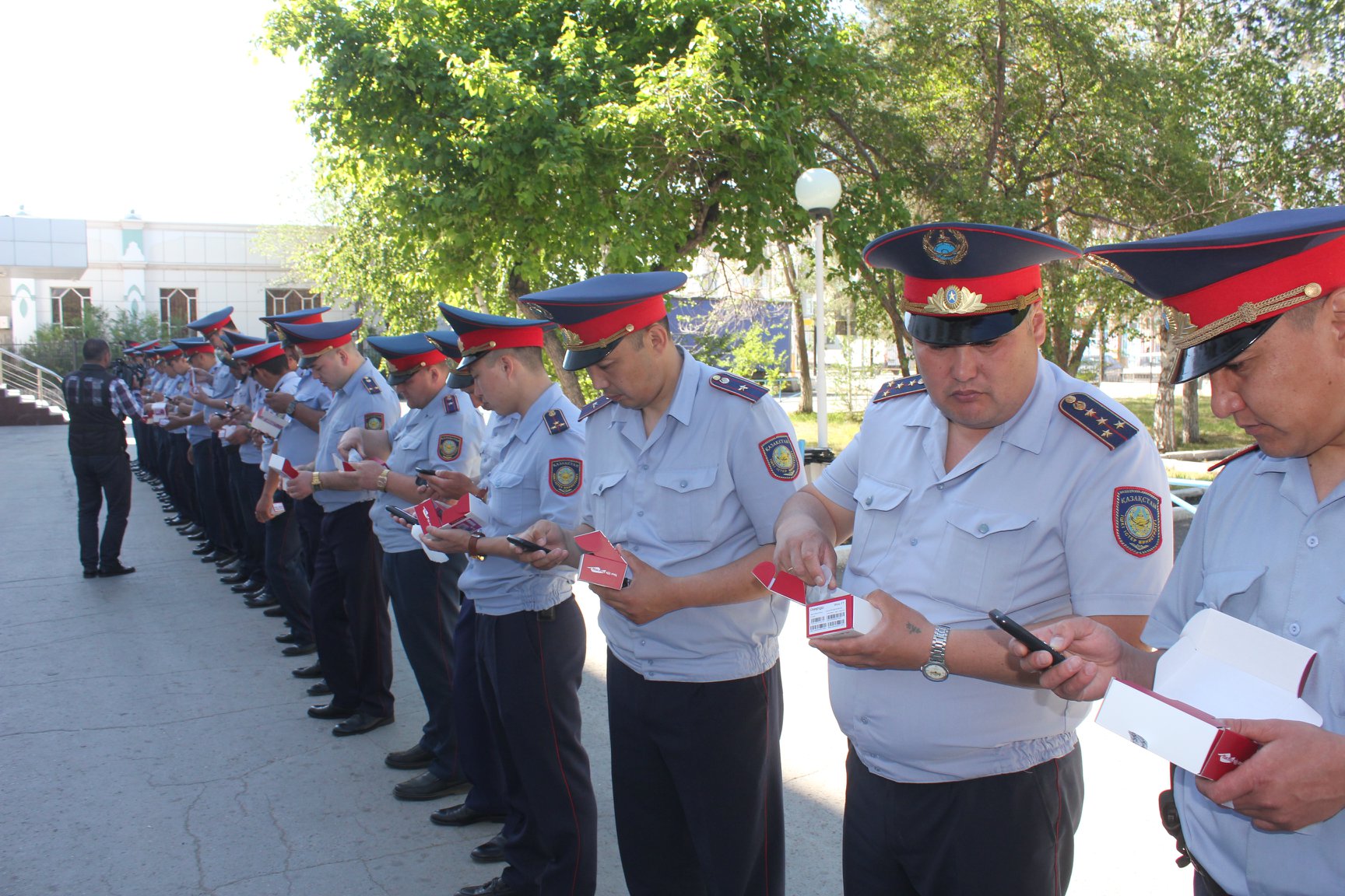 قوستانايلىق ساقشىلار قوس تەلەفون ۇستايدى