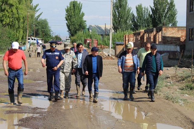 پانفيلوۆ اۋدانىندا سەل شايىپ كەتكەن اۋىلعا جەدەل كومەك كورسەتىلدى