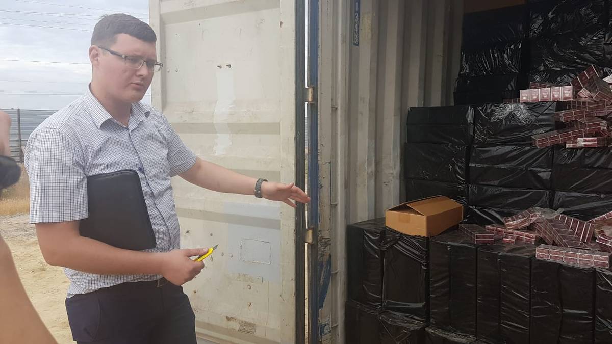 ماڭعىستاۋ پوليتسەيلەرى ءىرى كولەمدەگى تەمەكى كونتەينەرىن تاركىلەدى