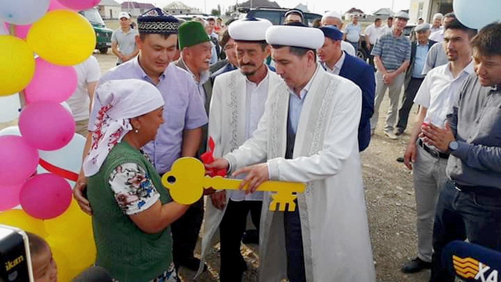 قىزىلوردادا ەرىكتىلەر جالعىز باستى اناعا ءۇي سالىپ بەردى
