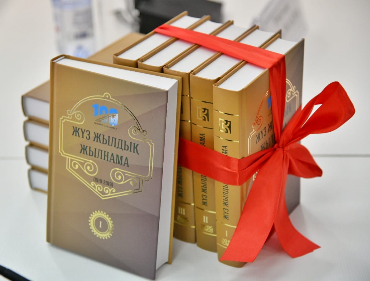 «ءجۇز جىلدىق جىلناما» اتتى 5 تومدىق جيناقتىڭ تۇساۋكەسەرى ءوتتى