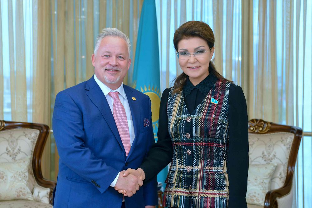 شۆەتسيا بايقاۋشىسىمەن كەزدەستى